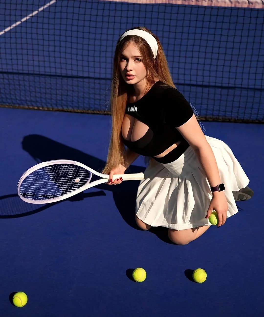 Comatozze tennis court editorial pose